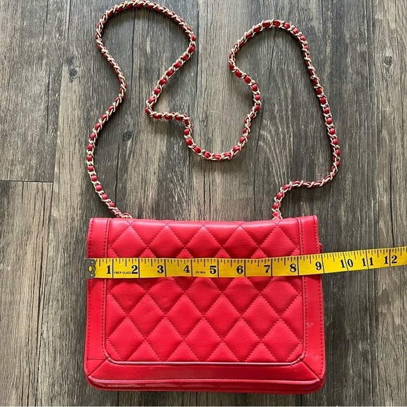 Forever 21 Red Quilted Square Crossbody Long Chain Strap Handbag Purse - Picture 11 of 12